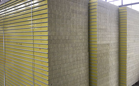 橫鋪（pù）式岩棉（mián）夾芯（xīn）板