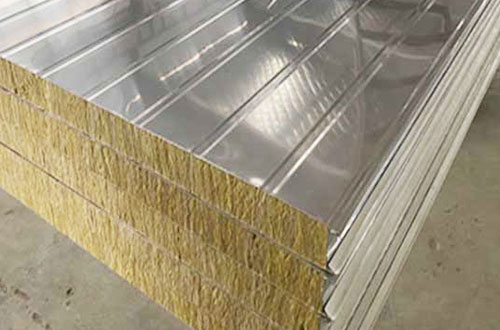 彩（cǎi）鋼夾芯板與（yǔ）彩鋼複合板的（de）區（qū）別