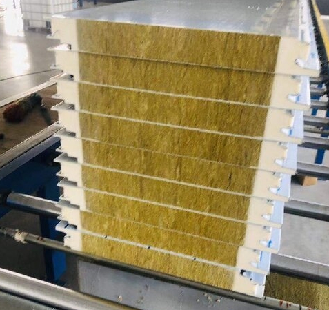 橫鋪夾芯板 彩鋼岩棉夾芯板（bǎn）引領市（shì）場潮流